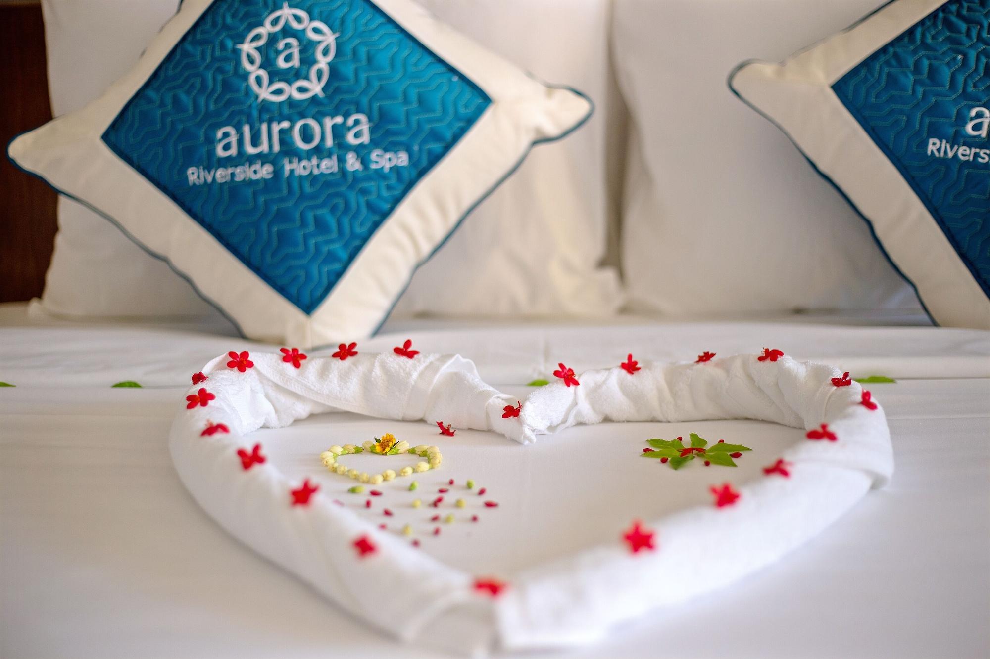 Aurora Riverside And होटल